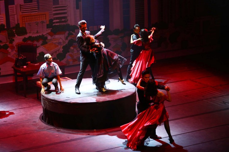 Protagonists Zus Natasya and Ardiwilaga, along with the ensemble, dance the tango at a presumed victory.