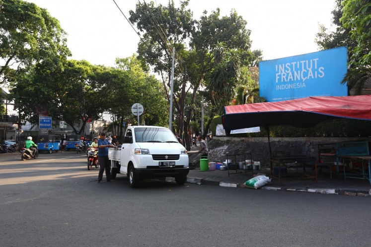 A branch of the Institut français d’Indonésie (IFI) is located on Jl. Wijaya I no. 48.