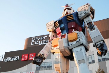 ‘Unicorn Gundam’ illuminated, dazzles in official unveiling