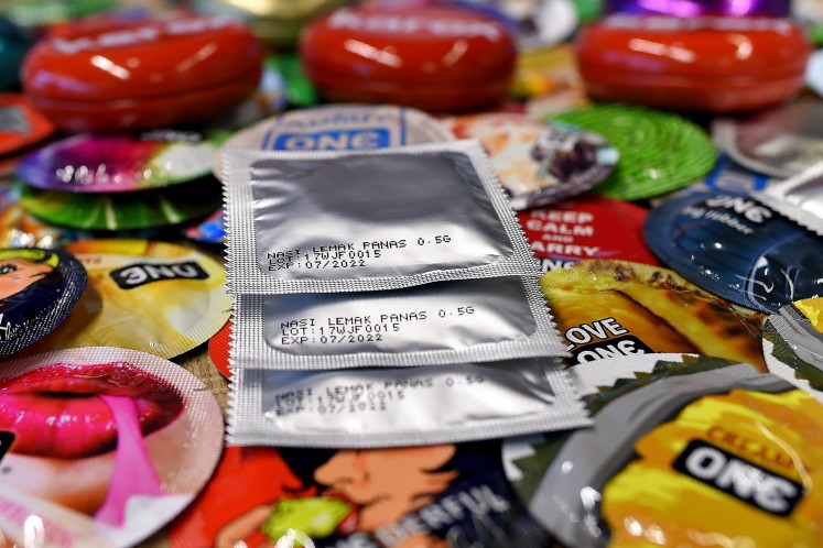 在2017年9月20日拍摄的照片中，包“nasi =”“flavored =”“condoms =”“are =”“seen =”“amidst =”“others =”“at =”“在2011年9月20日拍摄的这张照片中，“=”“malaysian =”“condom-maker =”“karex =”“industries =”“总部=”“in =”“port =”“> <span> （AFP / Manan Vatsyayana）</span> </p>
<p>马萨诸塞州避孕套制造商Karex Industries总部巴生港（AFP / Manan Vatsyayana）</span> </p>
<p> Karex花了六个月进行测试，然后再出现<em> nasi lemak </em>预防措施，这种预防措施闻到微弱的椰子，并涂上润滑剂。</p>
<p>该公司正在开展包装和限量版避孕套，品牌名称为“避孕套”，应在11月或12月份打入商店。卡雷克斯还以品牌Carex出售安全套</p>
<p> Goh坚持认为，这些古怪的避孕套不仅仅是一个营销伎俩，也是为了鼓励在穆斯林多数国家使用避孕药具</p>
<p>“对我来说，这是关于公共卫生，我想把信息传递给人们，”Goh说，</p>
<p>保守态度在马来西亚部分地区仍然很常见，有些人因为信奉鼓励婚前性行为而对避孕药具的使用感到沮丧。</p>
<p> 3月份的议会辩论中，来自有影响力的伊斯兰党的立法者提出了对未婚夫妇进行性行为的干预</p>
<p> <em> nasi lemak </em>避孕套针对当地的马来西亚市场，但是Karex制造的绝大多数出国</p>
<p>该公司每年从四家工厂生产五十亿个避孕套，其大部分产品由政府或国际机构批量购买，用于安全性行为。</p>
</pre>
[ad_2]
<br /><a href=