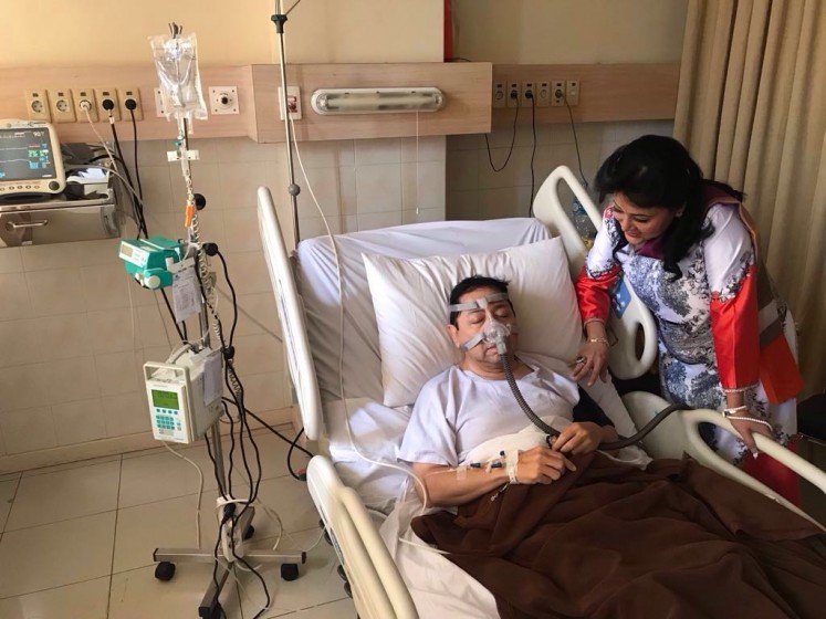 This photograph of House of Representatives Speaker and Golkar Party chairman Setya Novanto receiving intensive care at Jatinegara Premier Hospital drew widespread criticism that he had posed for the shot, and inspired a slew of satirical memes.