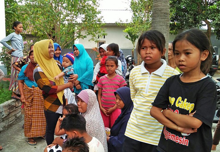 Residents of Tumbu village in Karangasem, Bali, gather in Meninting village in Batulayar district, West Lombok, West Nusa Tenggara (NTB) on Saturday. They fled their homes in Bali using wooden boats to the neighboring island of Lombok in fear of eruption of Mount Agung in Karangasem.
