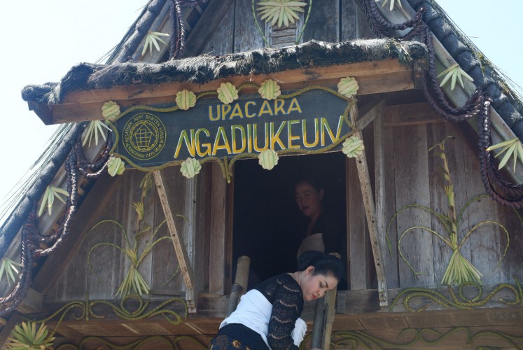 The highlight of Seren Taun is the Ngadiukeun ceremony, which involves storing rice hulls in the village's rice barn. 