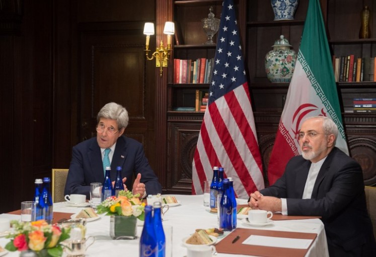 US Secretary of State John Kerry (left) meets with Iran's Foreign Minister Mohammad Javad Zarif on April 22, 2016 in New York. 