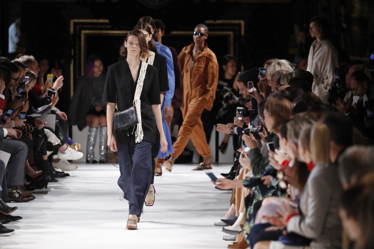 Models present creations by Stella McCartney during the women's 2018 Spring/Summer ready-to-wear collection fashion show in Paris, on October 2, 2017. 