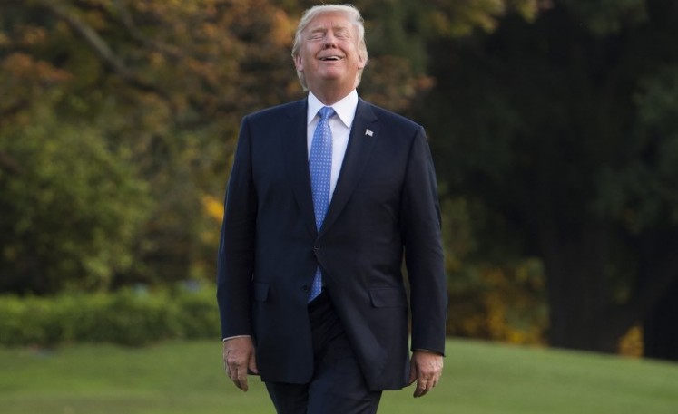 US President Donald Trump walks from Marine One after arriving on the South Lawn of the White House in Washington, DC, Sept. 27, 2017, after traveling to Indiana to unveil his tax reform plan. 