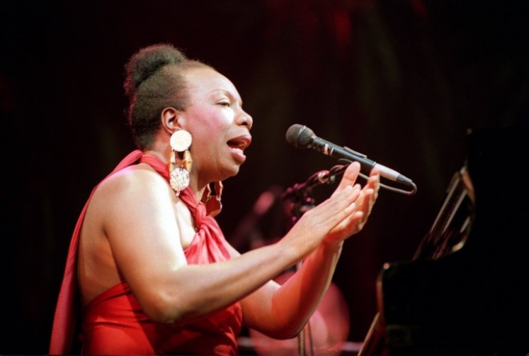 (FILES) Picture dated 22 October 1991 of legendary jazz and blues singer Nina Simone in concert at the Olympia music hall in Paris. Simone died 21 April 2003 at the age of 70 ather home in southern France, said her manager in a statement.
