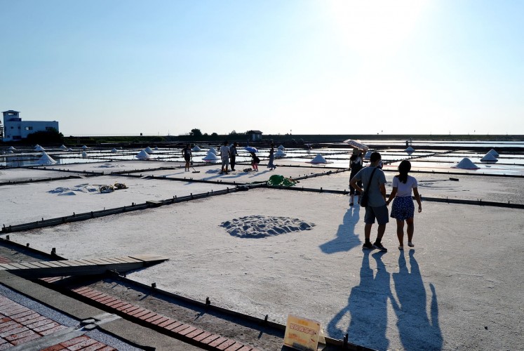 Traditional method: Jingzaijiao Tile-paved Salt Fields in Beimen, Taiwan, has been accredited as an environmental education facility that attracts tourists. However, most visitors are locals for the time being. Taiwan is trying hard to promote lesser known tourist destinations aside from Taipei, Kaohsiung and Tainan.