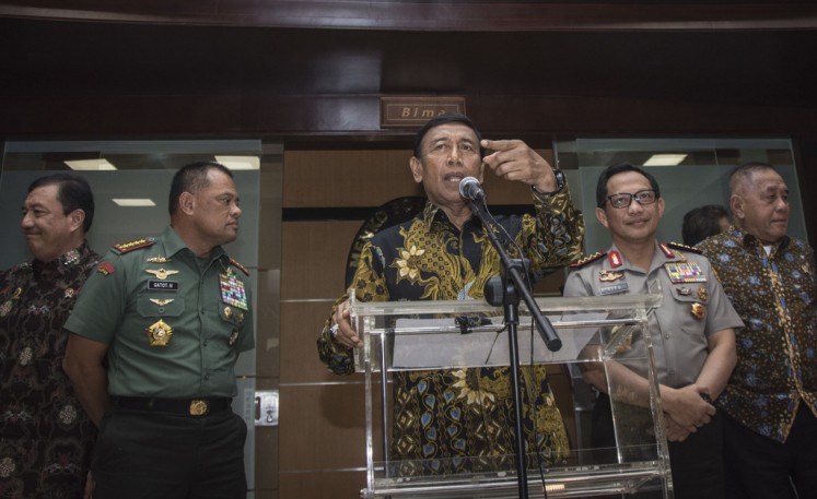 Coordinating Political, Legal and Security Affairs Minister Wiranto (center), accompanied by Defense Minister Ryamizard Ryacudu (right), Indonesian  Military (TNI) chief Gen. Gatot Nurmantyo (second left), accompanied by the National Police chief Gen. Tito Karnavian (second right) and State Intelligence Agency (BIN) chief Gen. Budi Gunawan, speaks at a press conference about weapons procurement at the ministry on Oct. 6. 