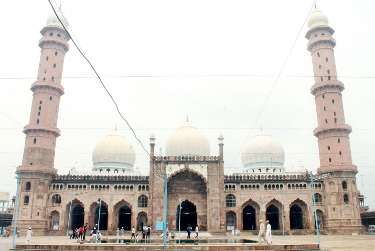 The great beauty: The façade of the beautiful Taj-ul-Masajid as seen from its square.