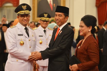 Passionate supporters throng Anies-Sandiaga celebration at City Hall
