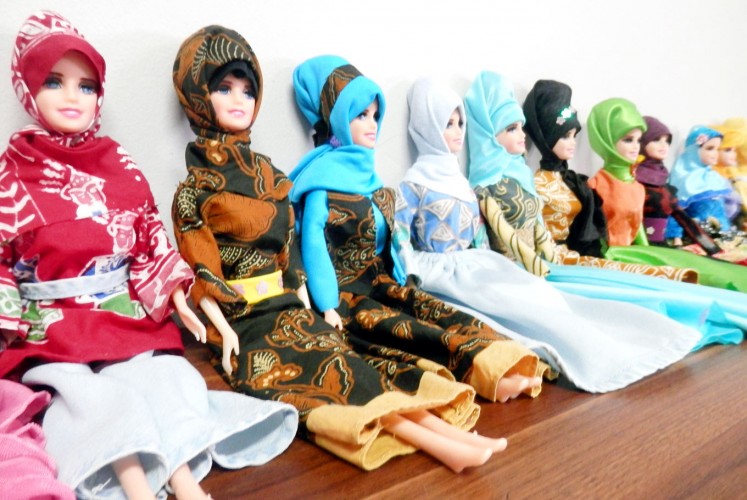 Indonesian fashion: Barbie-lookalike dolls clad in batik dresses and hijabs. 