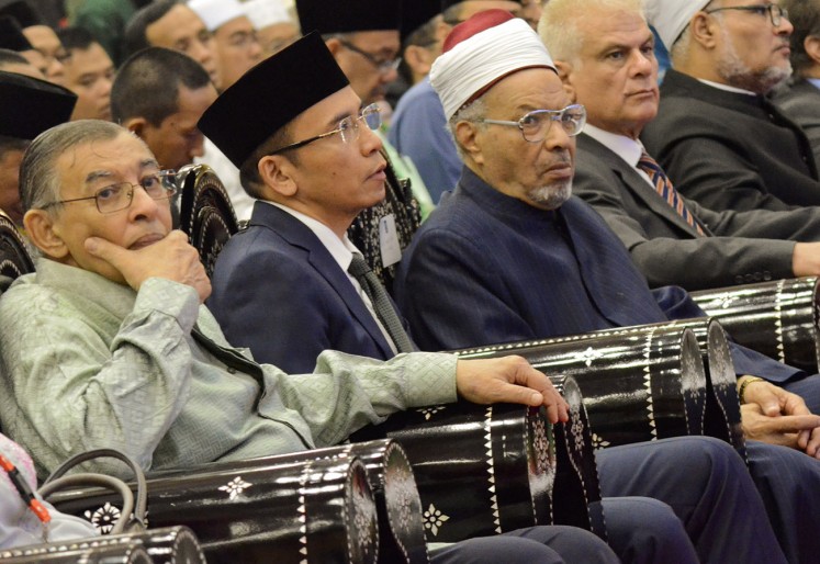 West Nusa Tenggara (NTB) Governor M. Zainul Majdi (second left) sits next to World Association for Al Azhar Graduates (WAAG) deputy chairman Syeikh Muhammad Abdul Fadil Al Qusi (third left) and renowned Indonesian Muslim scholar Quraish Shihab (left) during the opening of the International Conference of Al Azhar Alumni at the Islamic Center in Mataram on Wednesday.