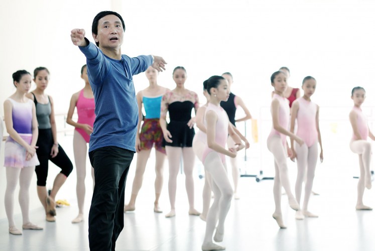 Look at me: Ballet master Li Cunxin gives a masterclass for dancers in Jakarta. 