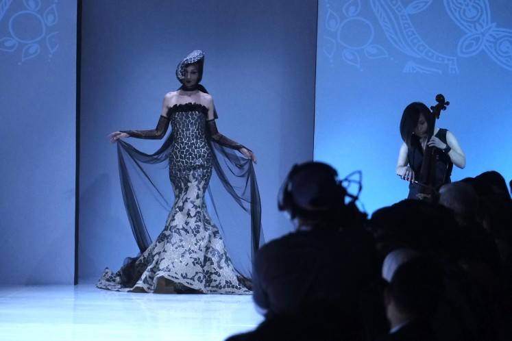 Sebastian Gunawan design at the opening of Jakarta Fashion Week 2018 .