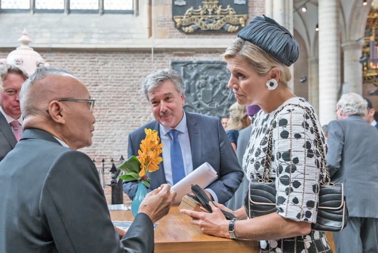Book talk: Queen Máxima of the Netherlands (right) converses with former Indonesian education minister Wardiman Djojonegoro (left) after the Asian Library opening ceremony at the St. Pieters church in Leiden. Between them is Leiden University chief librarian Kurt de Belder. (Leiden University/Monique Shaw)