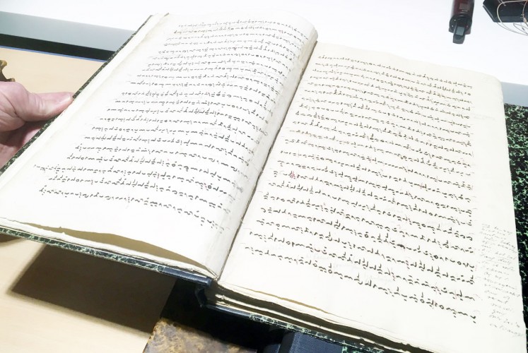 Treasured: A look into the pages of La Galigo, one of Asian Library's most treasured items. The text is written in old Buginese script. (JP/Linawati Sidarto)