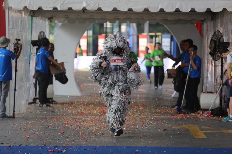 A runner with a unique costume at the Paperun.