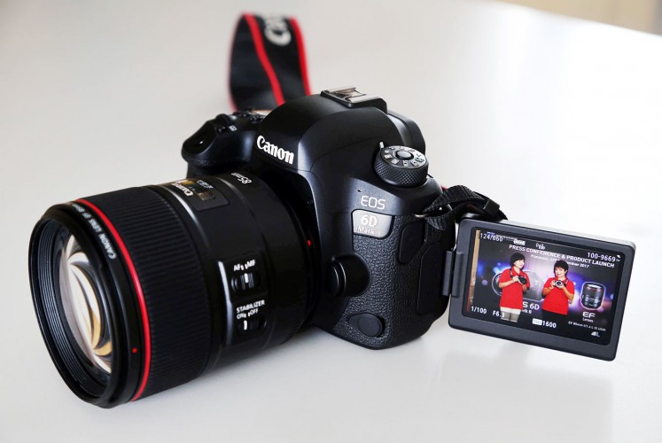 Versatile and agile: The new Canon EOS 6D Mark II comes with a liquid crystal display (LCD) that can be turned and twisted by 360 degrees.