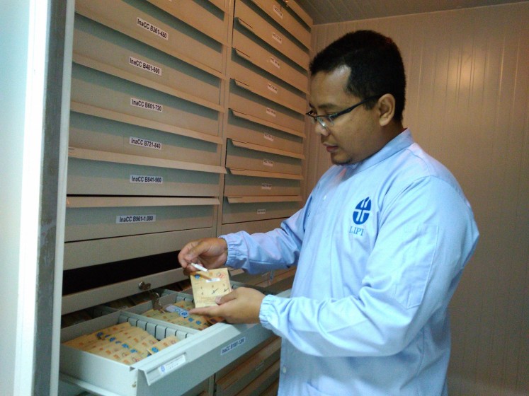 Invaluable potential: LIPI microbiology facility head Dian Alfian shows a collection of microbes at the INACC on Thursday. The microbes are stored using an international-standard freeze-drying process.
