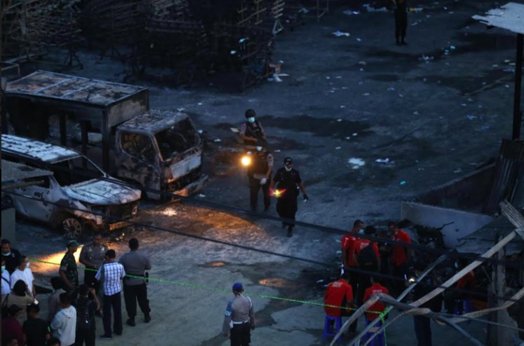 Several police officers investigate the cause of the blaze at the fireworks factory in Kosambi, Tangerang on Thursday.  