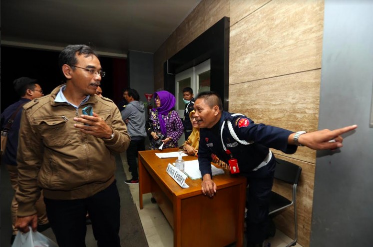 Some relatives of the Kosambi fire victims arrive to look for their loved ones at city-run Tangerang hospital on Thursday evening. 