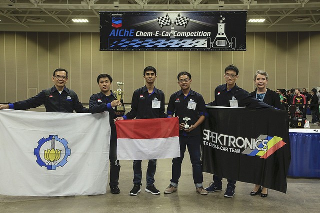 First-time participants ITS Spektronics from Surabaya's 10 November Institute of Technology has emerged champions of the annual Chem-E-Car competition in the US on Sunday, Oct. 29, beating teams from 42 countries with their chemically powered car.