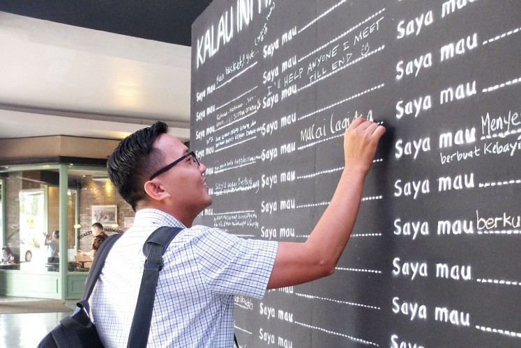 Public bucket list: A man writes on Rachel House’s Living Wall during a recent campaign at the Cilandak Town Square mall in South Jakarta. On the wall, visitors can write down the things they would want to do if they knew they were living their final days.