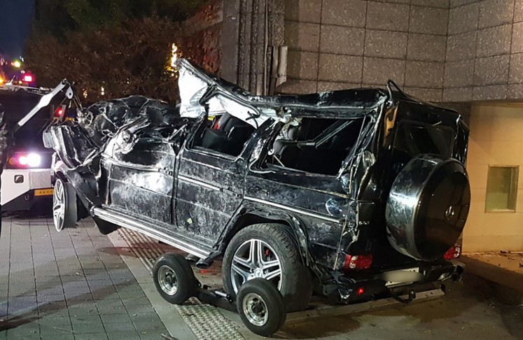 This picture taken on October 30, 2017 shows a damaged car of late South Korean actor Kim Joo-Hyuk after his car crashed into an apartment wall and flipped over in Seoul. 