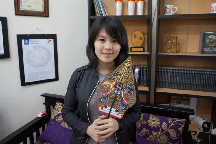 Alvina Patricia Wijaya poses with a miniature 'kayon' on Oct. 14 during the Omongan Budayo Vol. 13 event in Jakarta, organized by the Sobat Budaya community. 