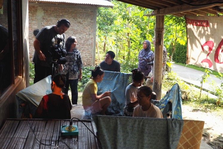 Andrew Galli traveled to Indonesia to meet batik-making communities. 