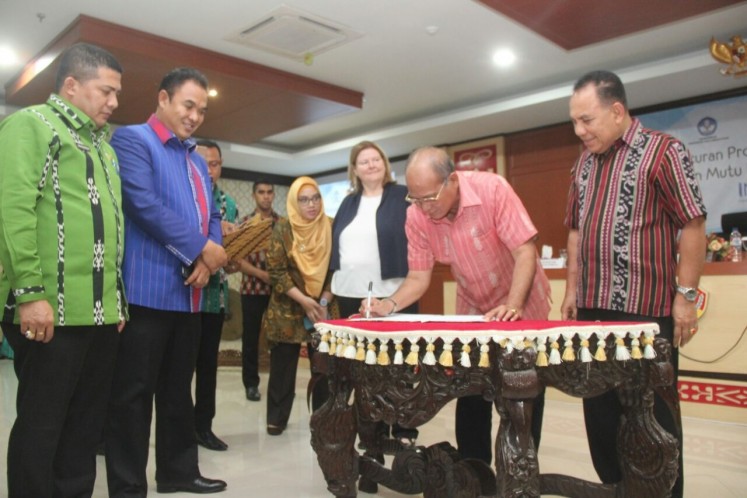 Closer partnership: East Nusa Tenggara governor Frans Lebu Raya witnesses the signing of an MoU on Thursday by Southwestern Sumba regent Markus Dairo Talu.