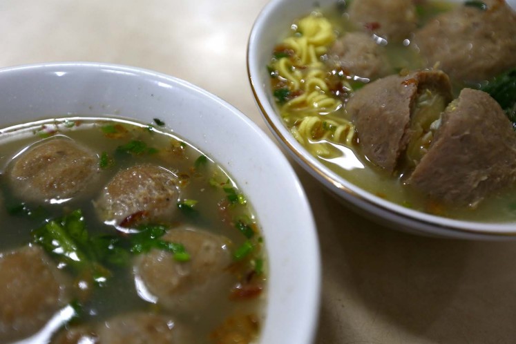 Bakso Jawir serves bakso (meatball) bowls, ranging from regular meatballs to giant-sized ones filled with either egg or minced meat. 
