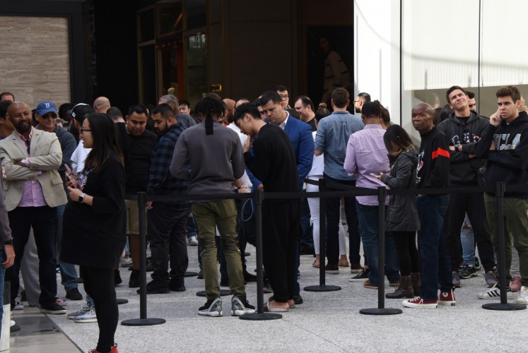 People line up outside an Apple Store to buy the new iPhone X after the release of the new phone in Los Angeles on November 3, 2017.