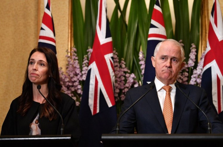 New Zealand counterpart Jacinda Ardern and her Australian counterpart Malcolm Turnbull listen a question on Mauns Island refugees resettlement during a joint press conference after their meeting in Sydney on Nov. 5, 2017. 