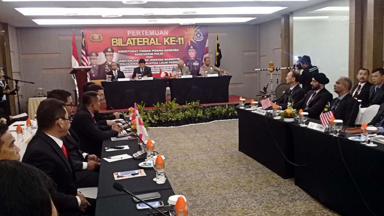 Fighting drugs: Narcotics officers from Malaysia and Indonesia discuss efforts to combat drug crimes at a bilateral meeting between the National Police and the Royal Malaysian Police on Nov.7 in West Lombok, West Nusa Tenggara.