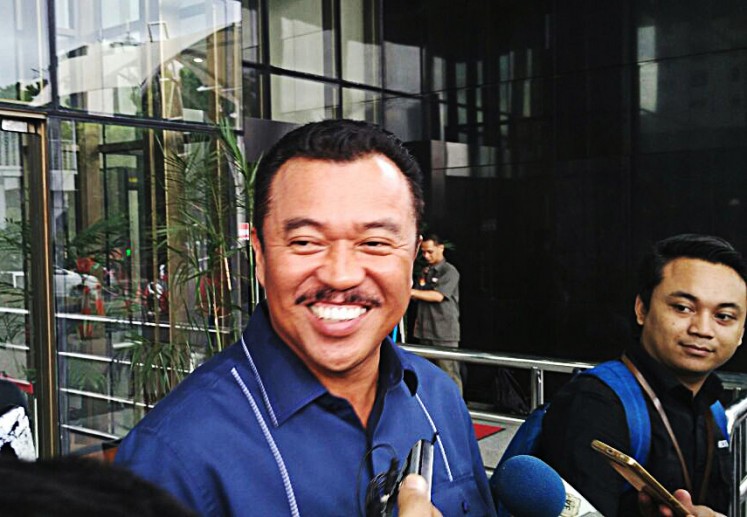 Golkar Party member Rudy Alfonso responds to journalists' questions at the Corruption Eradication Commission's (KPK) headquarters in South Jakarta on Tuesday. Rudy attended a questioning session at the KPK as a witness in the high-profile e-ID graft case.