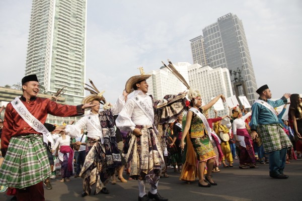 Participants dance at Indonesia Menari 2014.