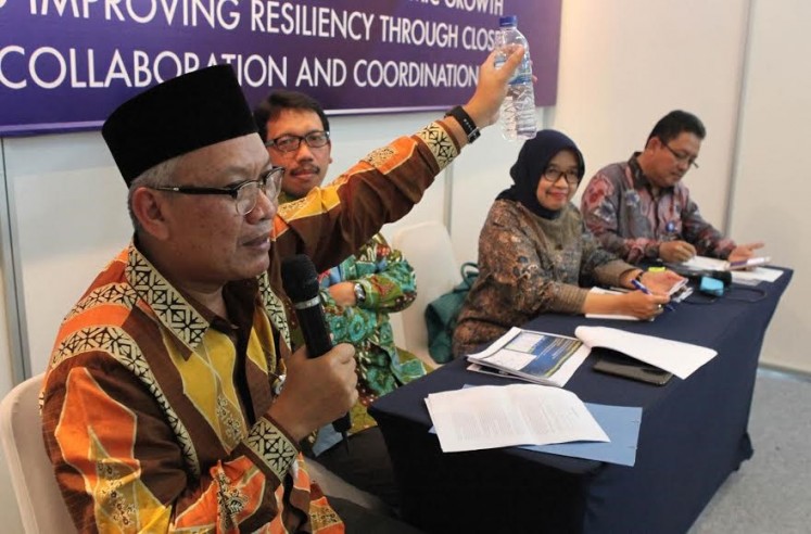 Head of the Bank Indonesia’s East Java branch Difi Ahmad Johansyah (left) shows mineral water bottle  produced by Islamic boarding school (pesantren) during a press conference held in connection with the Sharia Economic Festival 2017 in Surabaya on Tuesday, Nov. 7. He was accompanied by (second left to right)  BI’s head of Sharia Finance and Economic department Anwar Bashori, head of the central bank’s development of micro, small and medium enterprises (MMEs) department Yunita Resmi Sari and deputy director of BI’s communications department Dwi Mukti Wibowo.