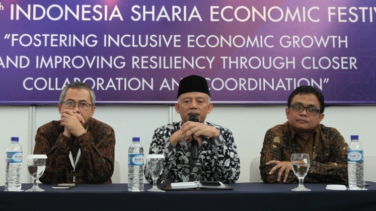 Indonesia Waqf Board (BWI) foreign division chief Muhammad Luthfi (center) talking about waqf (Islamic endowments) during a press conference held at the Fourth Indonesia Sharia Economic Festival 2017 in Surabaya, East Java. During this opportunity he was accompanied by Bank Indonesia sharia finance and economy department division chief Bambang Himawan (left) and Robbyantono, of the BWI’s waqf management and empowerment division, on Nov. 8.