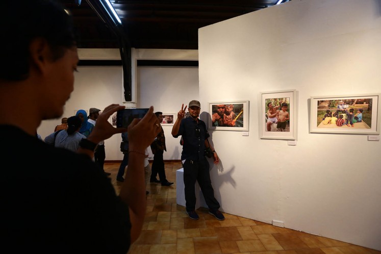 Photographer Agus Susanto is photographed in front of his photo displayed at 'Ini Ayah Hebatku' photo exhibition on Monday, Nov. 20 at Bentara Budaya, Central Jakarta.