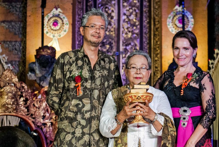 Esteemed honor: Renowned writer NH Dini (center) is flanked by her son, filmmaker Pierre Louis Padang Coffin (left) and Ubud Writers and Readers Festival Founder Janet DeNeefe when receiving her Lifetime Achievement Award in Bali.