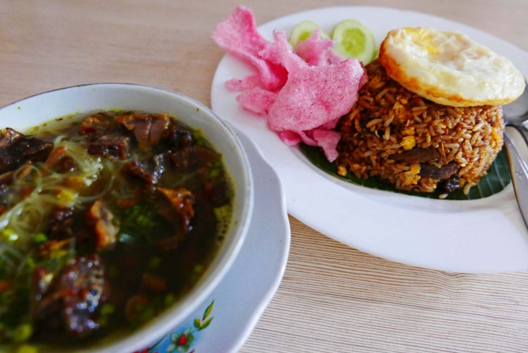 'Soto Padang' (left) and 'rendang' fried rice, two of the most popular dishes at restaurant Soto Padang H. St. Mangkuto.