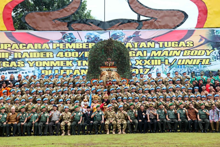 For peace and security: Maj. Gen. Wuryanto (center), commander of the 4th Regional Military Command (Kodam IV) Diponegoro in Semarang, Central Java, takes a picture with 427 members of the Banteng Raider Infantry Battalion (Yonif Raider) during a ceremony on Friday to mark their dispatch to Lebanon for a peacekeeping mission. 