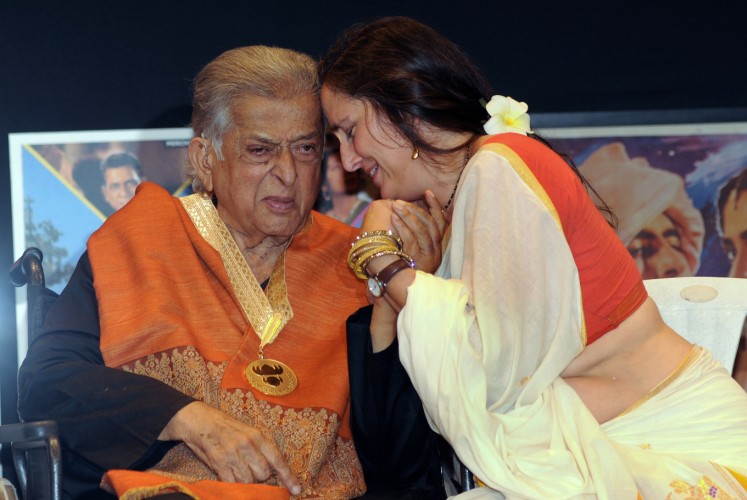  This file photo taken on May 10, 2015 shows Indian veteran Bollywood actor Shashi Kapoor (L) and his daughter Sanjana Kapoor interacting during the presentation of the 'Dadasaheb Phalke Award' for his contribution to Indian cinema at Prithvi Theater in Mumbai. Bollywood icon Shashi Kapoor -- a star of 1970s Indian cinema and a member of the Hindi film industry's famous Kapoor family -- died on December 4 aged 79 after a long illness, his family said.