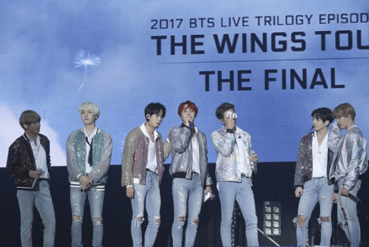After leaving their footprints around the globe, BTS finally landed on its home turf, where it put an end mark on its monthslong “Wings” tour that kicked off in Seoul in February.