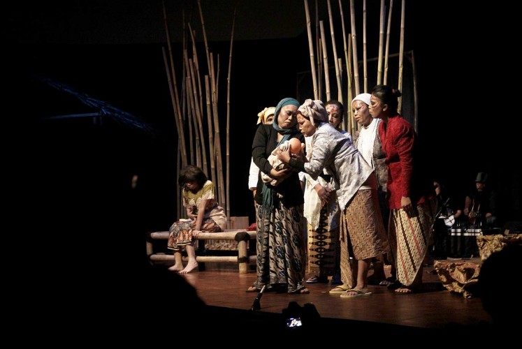 Speaking up: Activists from LBH APIK and Forum Suara Penyitas stage a play titled Ode Tusuk Konde at the Goethe-Institute cultural center in Menteng, Central Jakarta, on Sunday. The play, held to commerate the final day of the 16 Days of Activism against Gender-Based Violence campaign, aimed to remind the public of rampant violence against women. It was also hoped the play could help survivors of violence to recover.