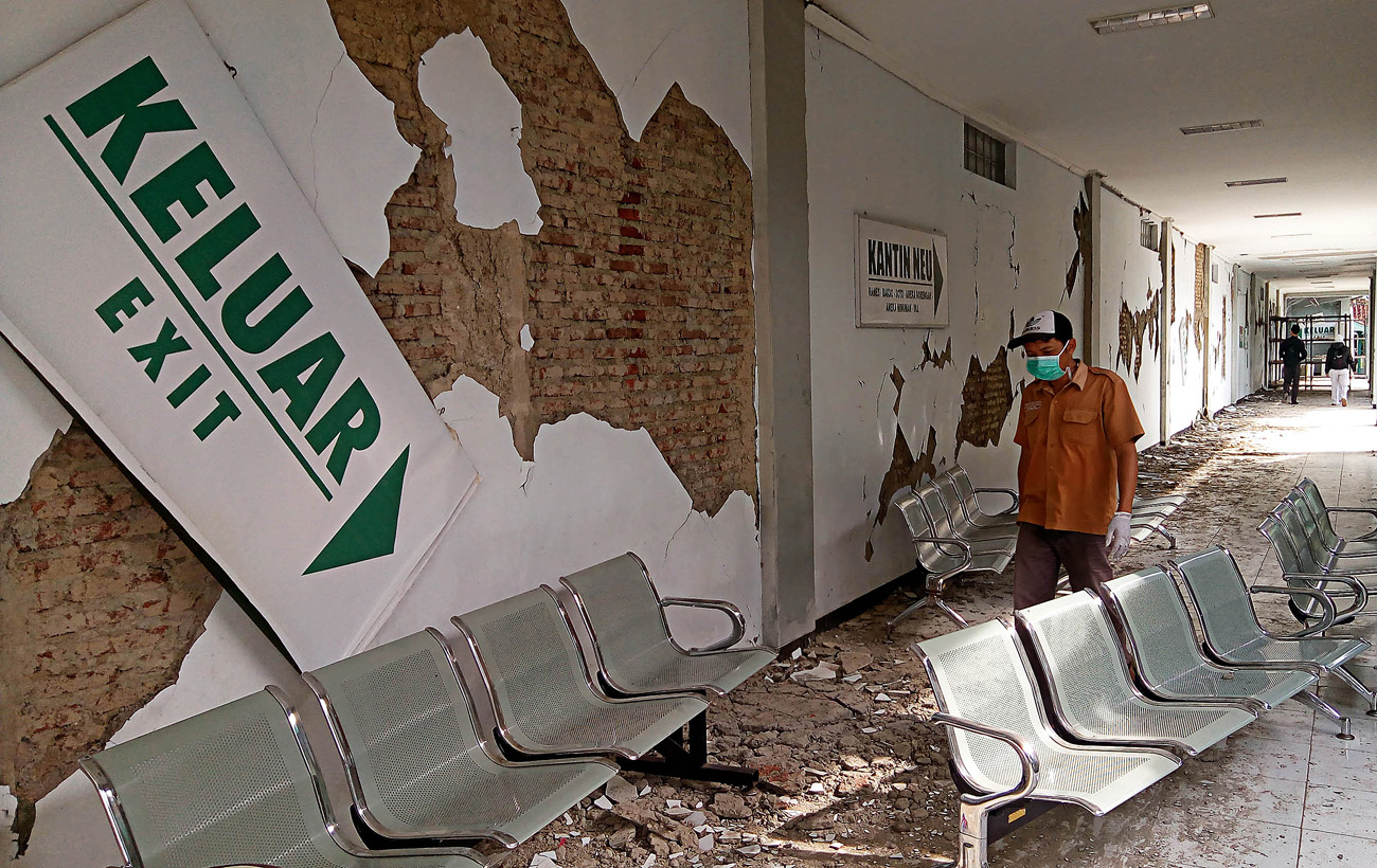 Banyumas Hospital Severely Damaged After Quake National The Jakarta