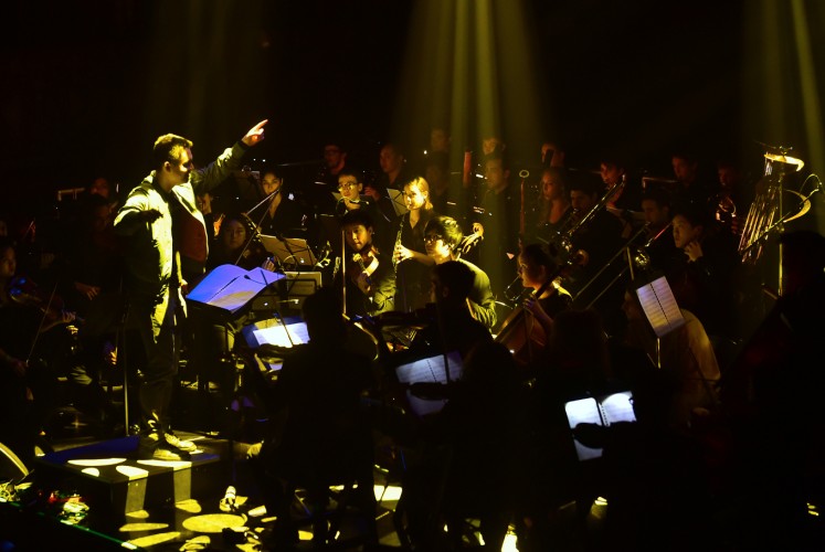 Yuga Cohler, Music Director of the Young Musicians Foundation (YMF) Debut Chamber Orchestra leads the orchestra during a performance of Yeethoven II in Los Angeles, California on December 14, 2017.
Cohler and composer and arranger Johan, brought on December 14, 2017 the works of the rapper Kanye West and the classical musician Beethoven together for a concert at the Belasco Theater, originally built in 1926.