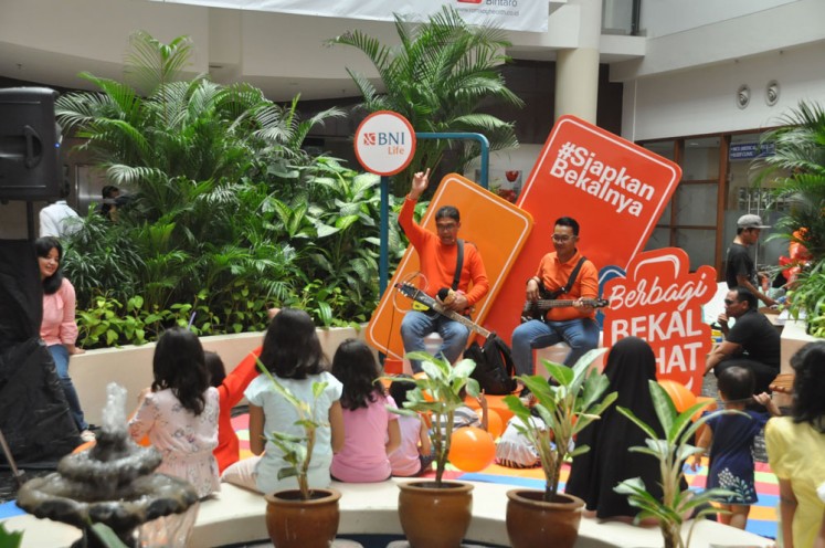 Form of expression: BNI Life share the important of living healthy to children and hospital employees at Premier Bintaro Hospital.